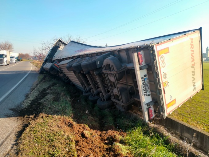 Conducente perde il controllo e il camion si ribalta