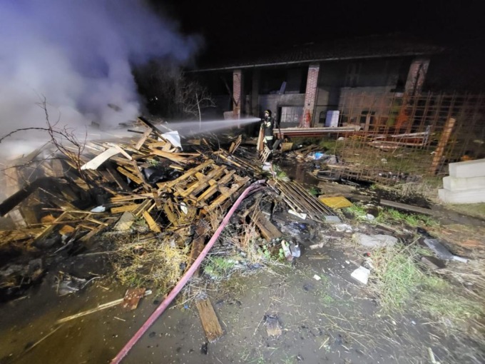 Brucia sterpaglie, rifiuti e anche liquido esplosivo e si ustiona la faccia