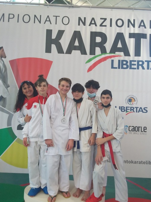 Cinque podi per gli atleti di Dragon Karate