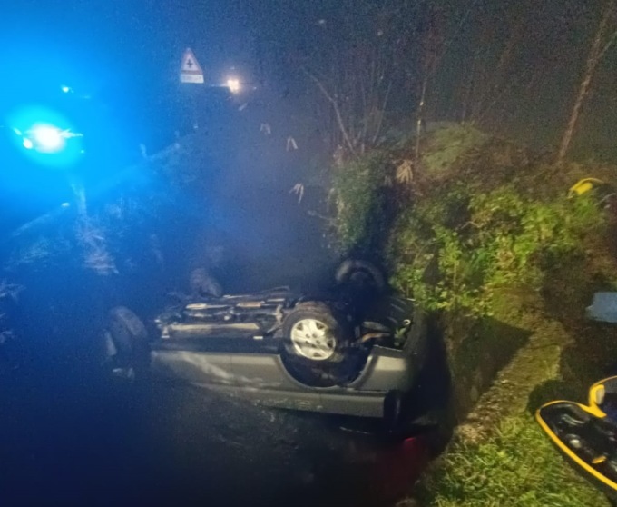 L’auto si ribalta nel fosso: muoiono padre e figlio