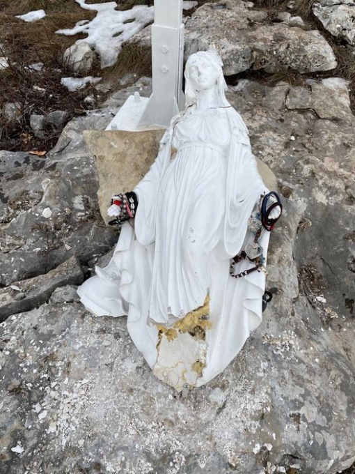 Statua della Madonna decapitata sul monte Comer, è stata ritrovata la testa
