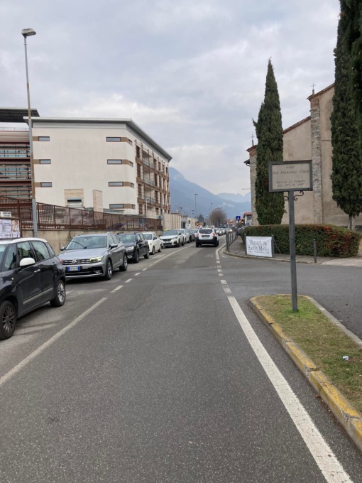 Ingorgo d’auto davanti all’ospedale, tutti a fare il tampone