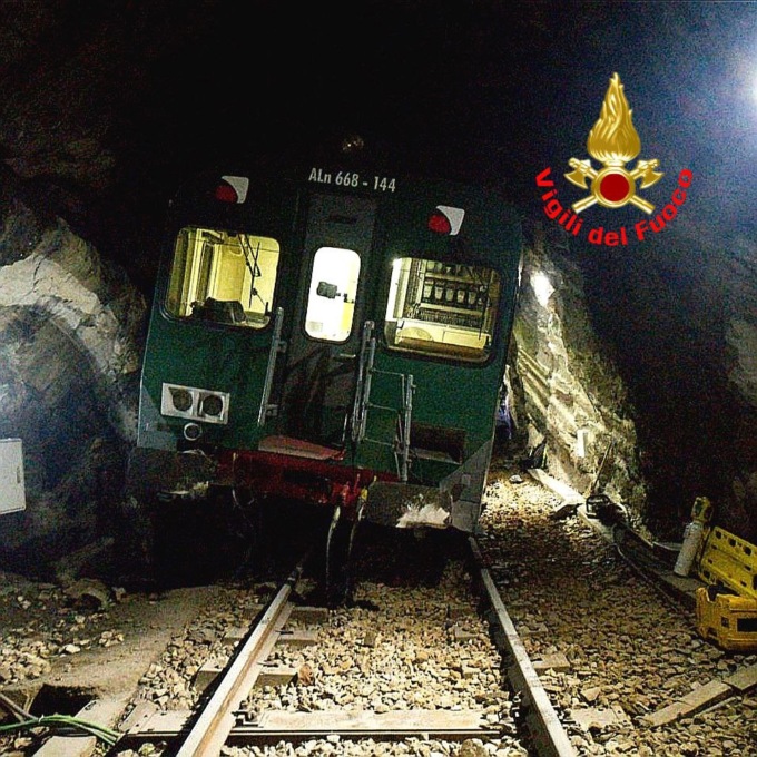 Cade un masso e fa deragliare il vagone, dodici le persone coinvolte