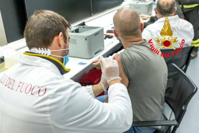Vigili del Fuoco di Brescia impegnati nella vaccinazione del personale del Comando di Milano