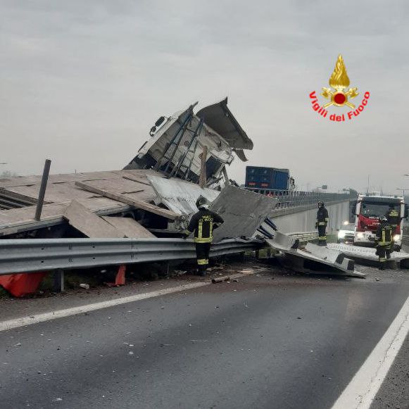 Tir si ribalta sulla Sp19, trasportava prefabbricati in cemento