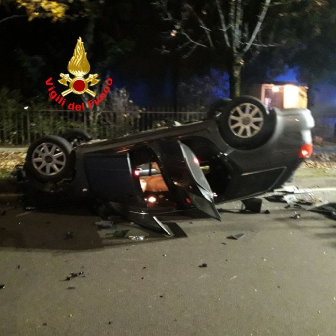 Auto si ribalta nelle prime ore del mattino, intervengono i Vigili del Fuoco