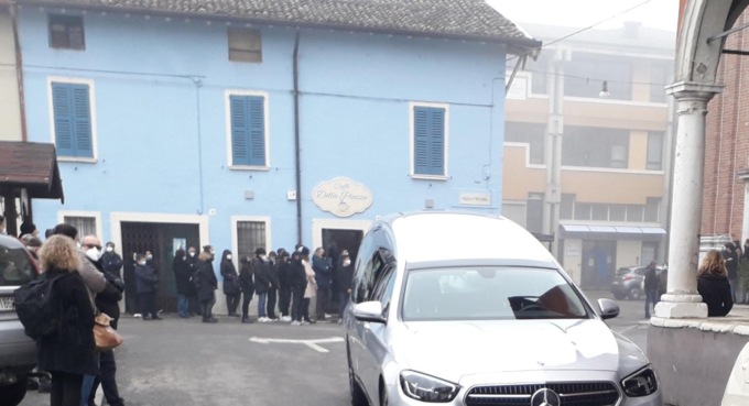 Bagnolo Mella si ferma per l’ultimo saluto alla giovane Carlotta