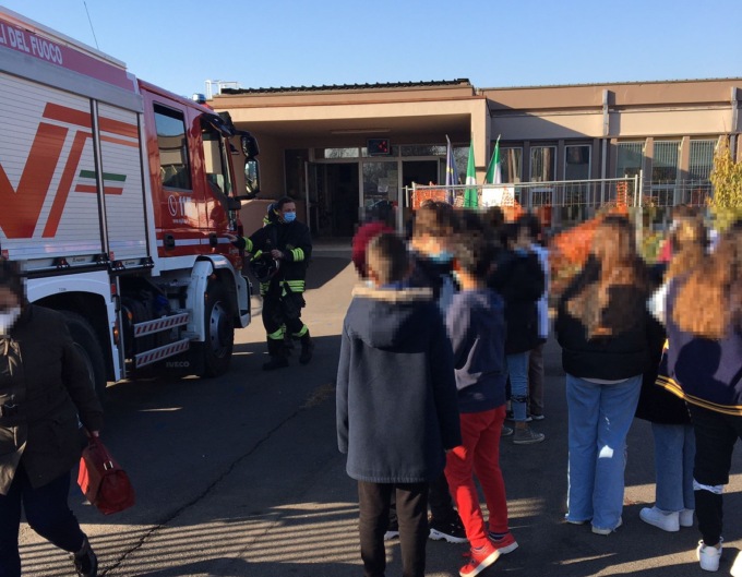 Vigili del fuoco a scuola per un corto circuito