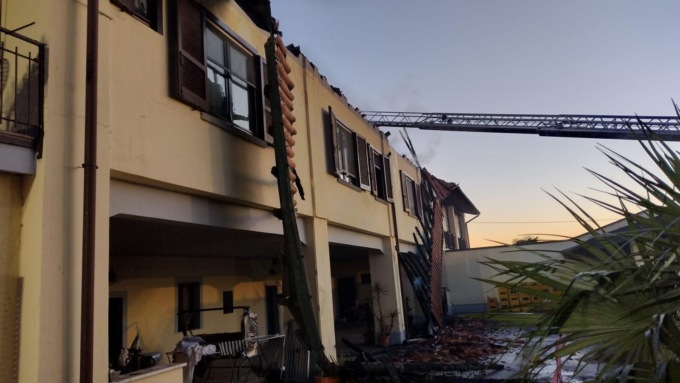 Tetto di una cascina divorato dalle fiamme in via Rogge