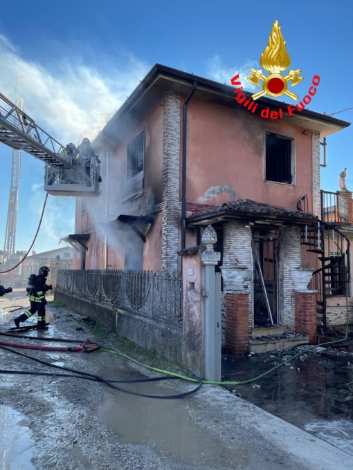 A fuoco un’abitazione, al suo interno l’anziano proprietario