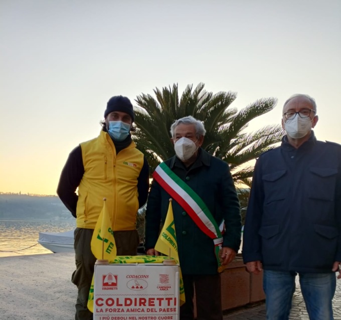 Coldiretti Brescia, consegnati a Salò i pacchi alimentari per i cittadini più bisognosi