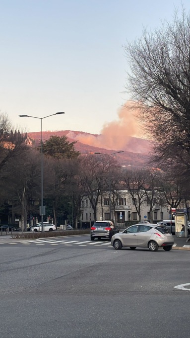Monte Maddalena, divampano le fiamme sulla montagna cittadina