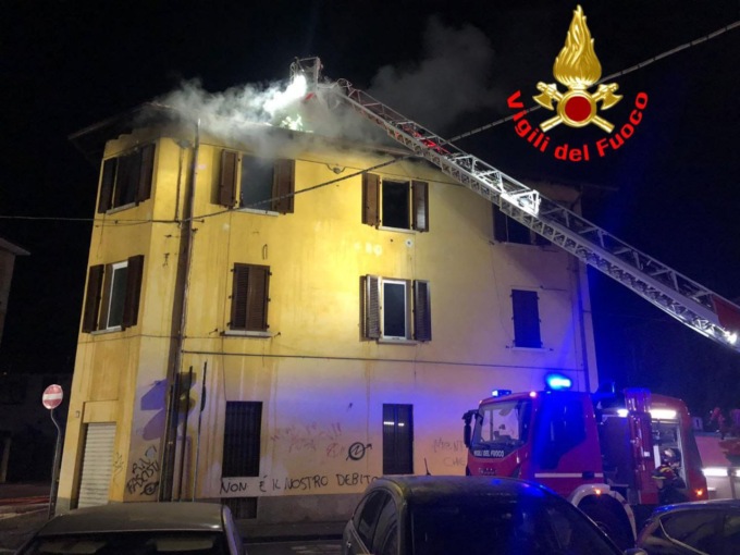 Incendio a Brescia, evacuati cinque appartamenti