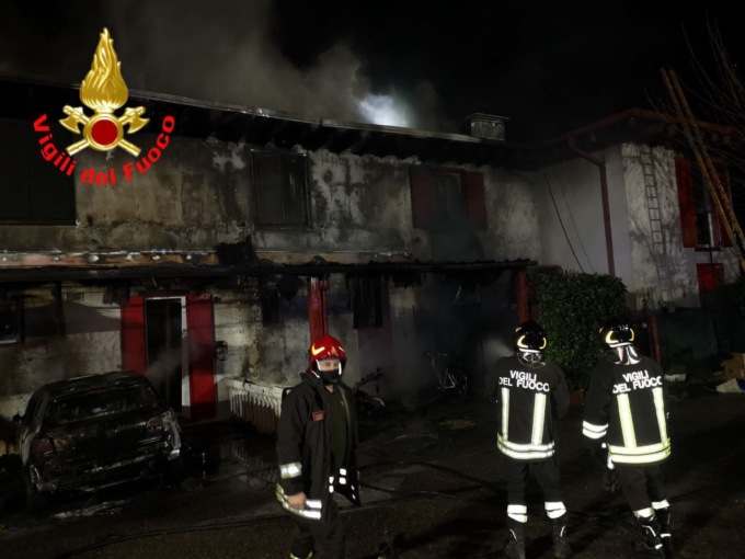 Fiamme a Salo, sei abitazioni inagibili