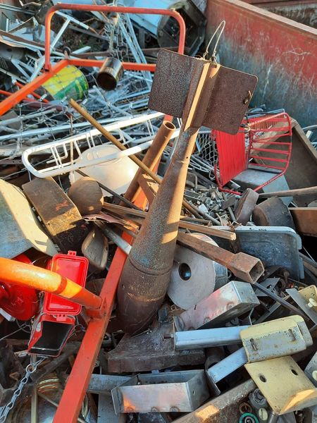 Scoperta una bomba nel cassone dei rifiuti metallici, chiusa l’isola ecologica