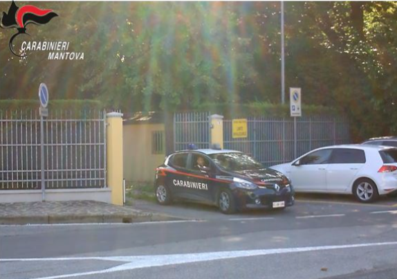 Fa irruzione nella casa della ex convivente per riprendere la relazione, arrestato