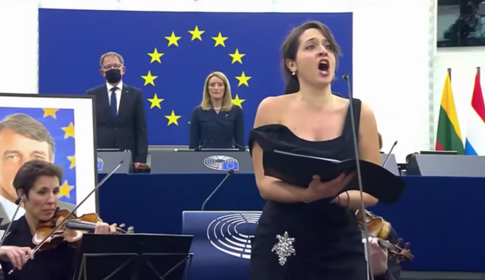 Una soprano bresciana ha reso omaggio a David Sassoli al Parlamento europeo