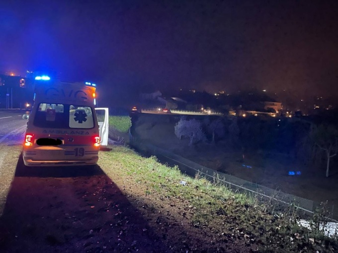 Due giovani finiscono fuori strada, scatta il codice rosso