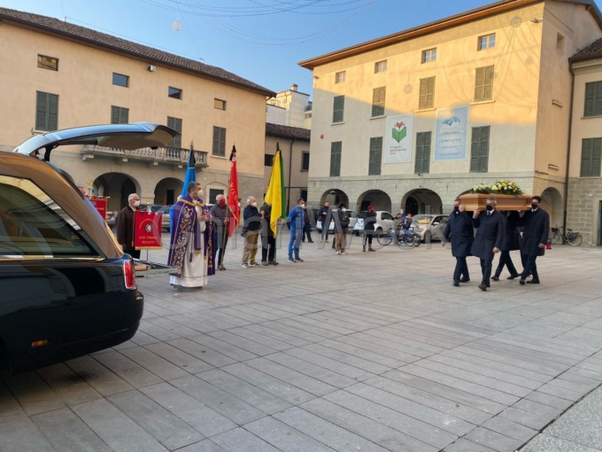 La città si è fermata per l’ultimo saluto a Leonardo Ferrari