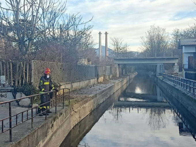 Cadavere ritrovato nella roggia, la famiglia non crede alla morte accidentale