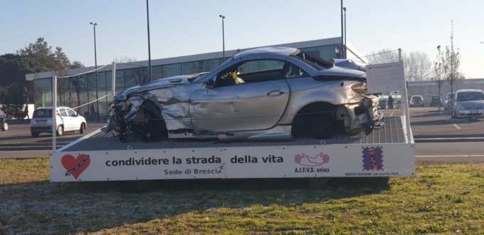 Un groviglio di lamiere per sensibilizzare alla sicurezza stradale