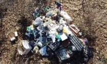 Vagonate di rifiuti edili abbandonati in un campo: denunciate due aziende e due franciacortini