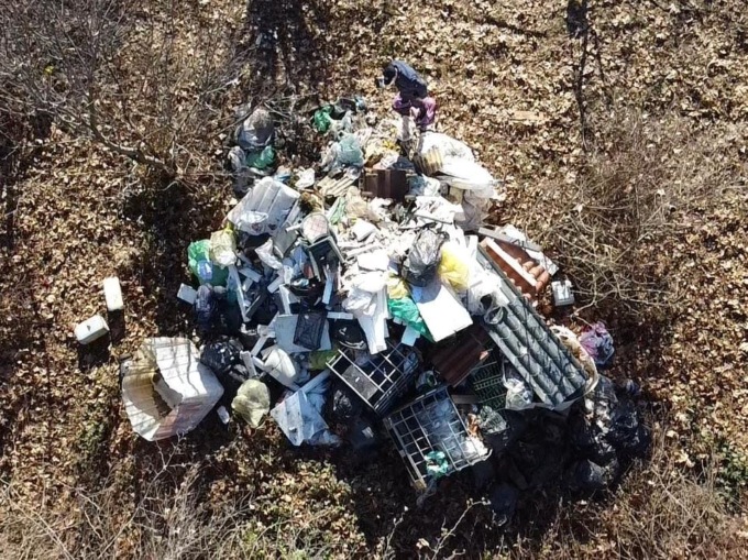 Vagonate di rifiuti edili abbandonati in un campo: denunciate due aziende e due franciacortini