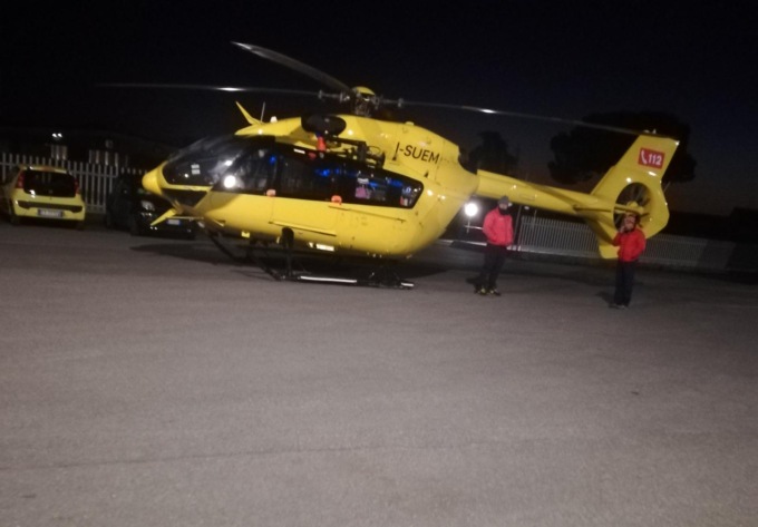 Schiacciato da un sacco di mangime, grave un 61enne