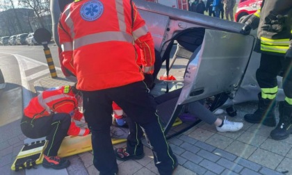 Auto si scontra con un'ambulanza, allertati i soccorsi in rosso