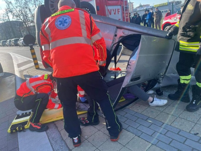 Auto si scontra con un’ambulanza, allertati i soccorsi in rosso