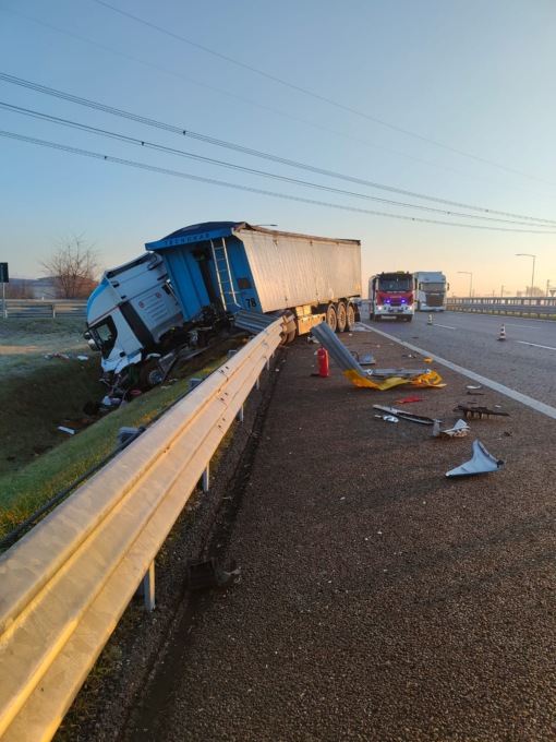 Camion fuori strada sulla A35, coinvolto un 50enne