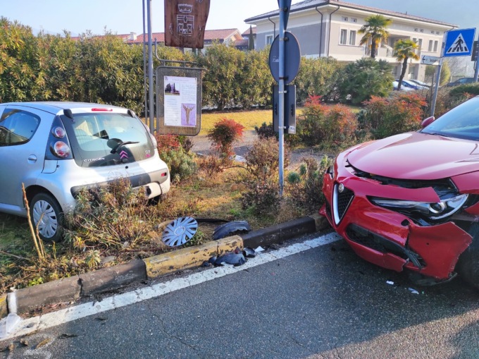 Finisce fuori strada in prossimità della rotonda, importanti disagi sul traffico