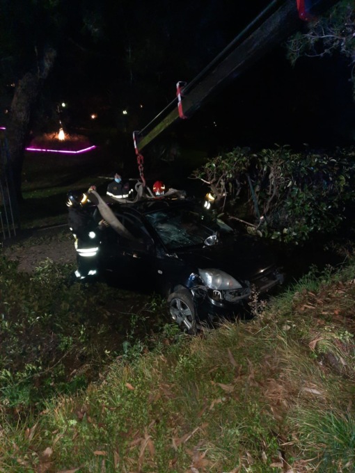 Si ribalta con l’auto e resta incastrato nelle lamiere: miracolato