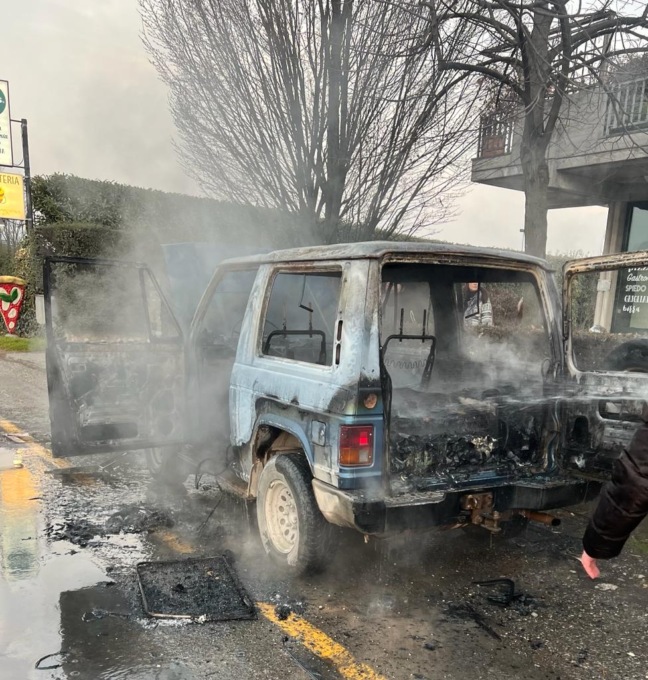 Auto va in fiamme, conducente intossicato