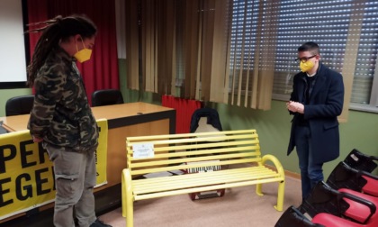 In memoria di Giulio Regeni, installata una panchina gialla nell’ambito del progetto “Legalità”