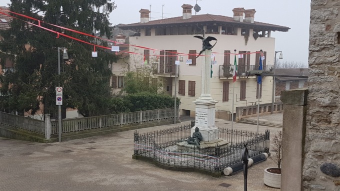 Un filo rosso ha unito il paese per non dimenticare