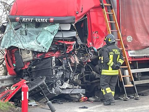 Grave incidente, coinvolti due mezzi pesanti e cinque persone