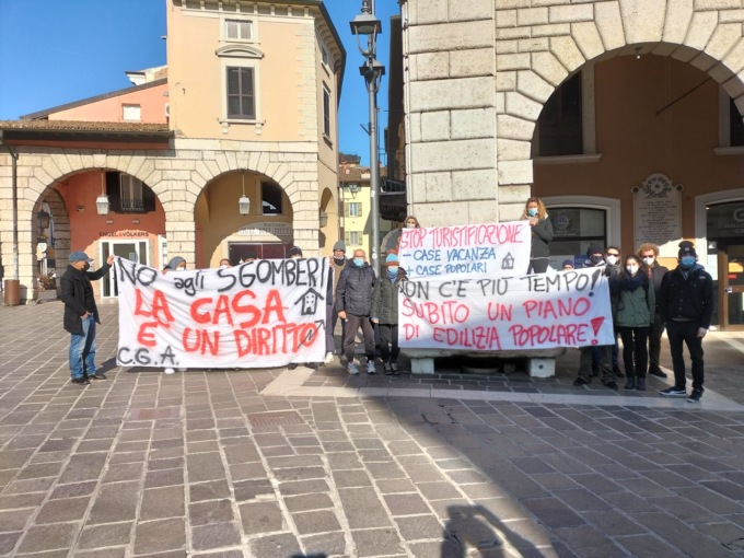 Collettivo in piazza contro gli sgomberi e l’assenza di alloggi popolari