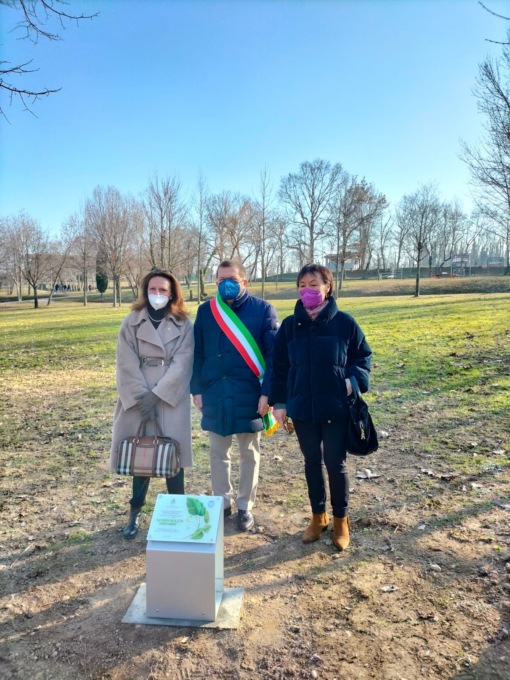 Progetto riforestazione: nuovi tigli e una targa al parco del laghetto