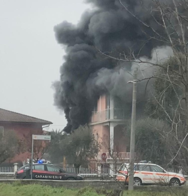 In fiamme lo storico Salumificio Greci, casa e negozio al momento inagibili