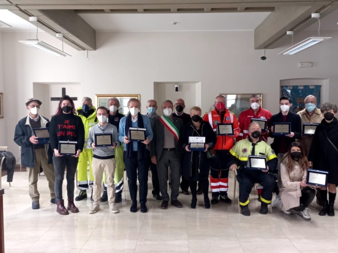 In prima linea nella pandemia: targa celebrativa per benefattori, volontari, operatori sanitari e dipendenti comunali