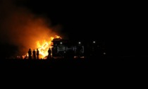 Notte di sirene: i vandali appiccano il fuoco distruggendo mezzi parcheggiati