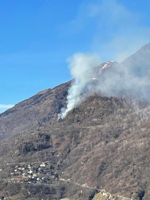 Incendio di Edolo, domato dopo 24 ore dal divampare delle fiamme