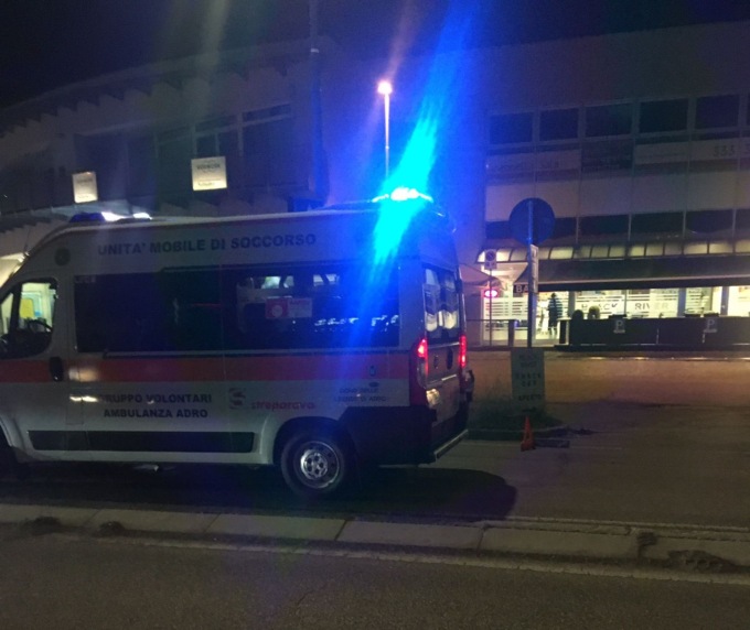 Investiti mentre attraversano la strada: soccorsi due pedoni