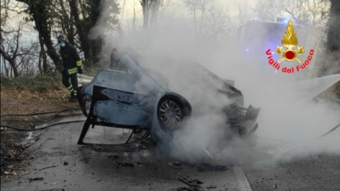 Auto si ribalta e va in fiamme, l’intervento