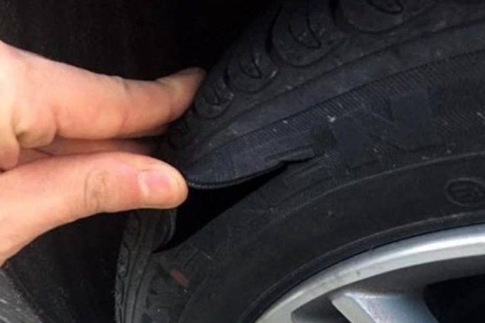 Truffa della gomma tagliata o bucata, turisti nel mirino