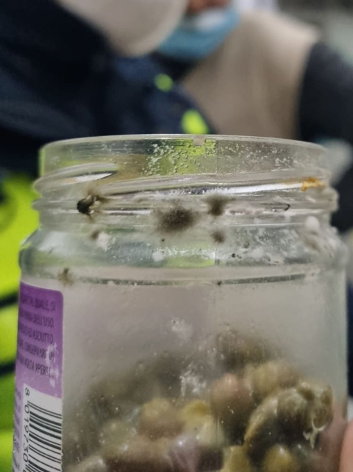 Controlli polizia locale: veicolo senza assicurazione, mancata igiene in un bar e cibo scaduto in un alimentare