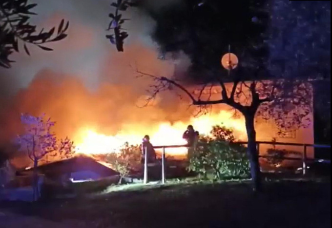 Divampa l’incendio sul tetto, il gatto “avvisa” i padroni ma poi non sopravvive