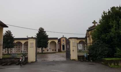 Rubano i vasi di rame dalle tombe del cimitero