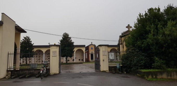 Rubano i vasi di rame dalle tombe del cimitero